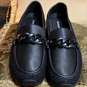 NWOT- BARETRAPS BLACK SLIP ON WOMEN LOAFERS/SHOES (SZ. 6)